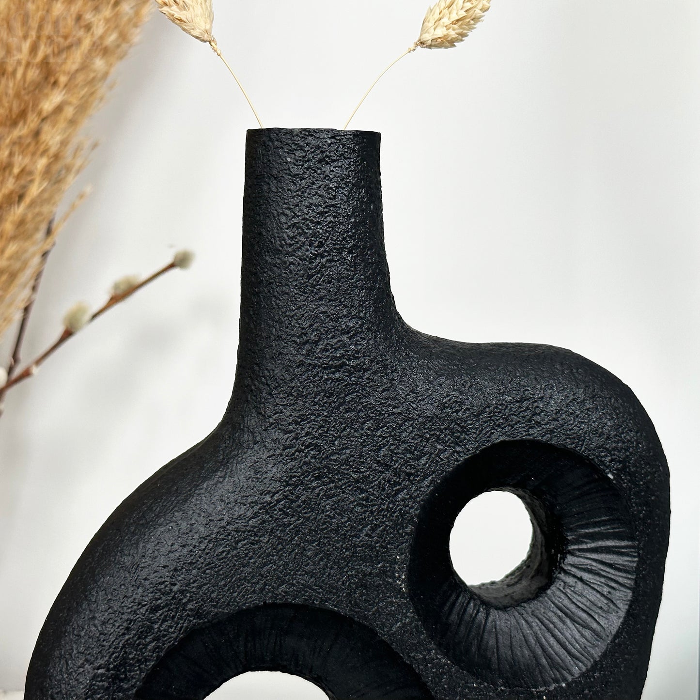Schwarze abstrakte unregelmäßige Donut-Vase