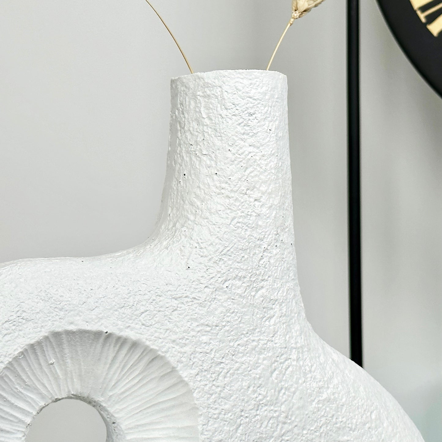 Weiße abstrakte unregelmäßige Donut-Vase