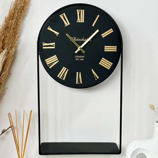 Schwarz-goldene Uhr mit Regal