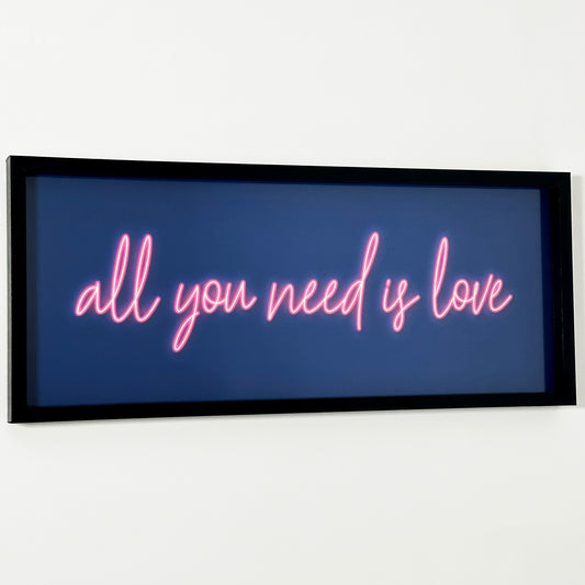 Gerahmte Neon-Wandkunst „All You Need Is Love“.
