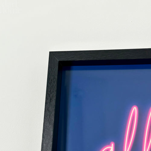 Gerahmte Neon-Wandkunst „All You Need Is Love“.