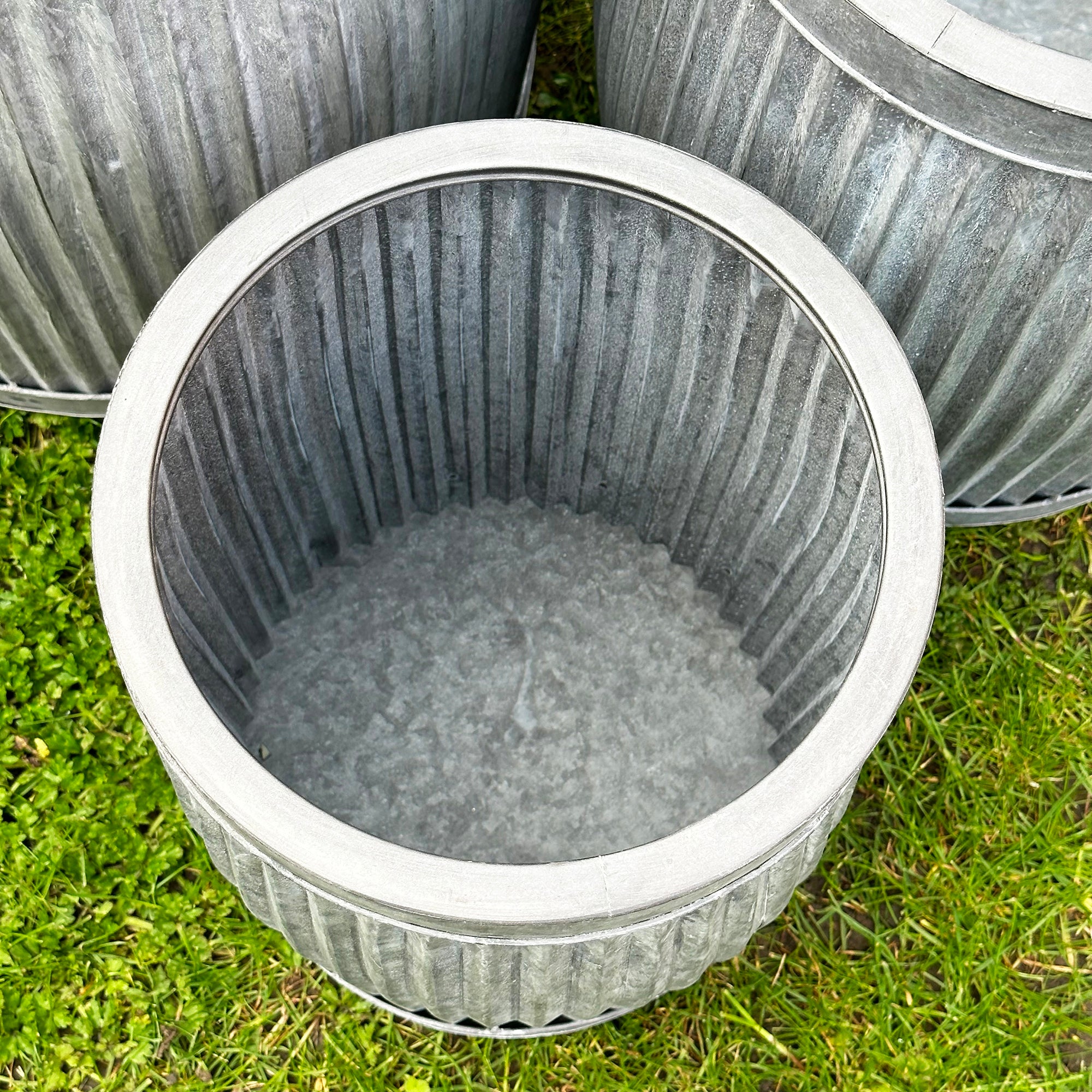 Set mit 3 verzinkten Dolly Tub-Pflanzgefäßen