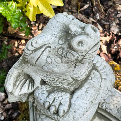 Steinskulptur „Frecher Drache“ für den Garten