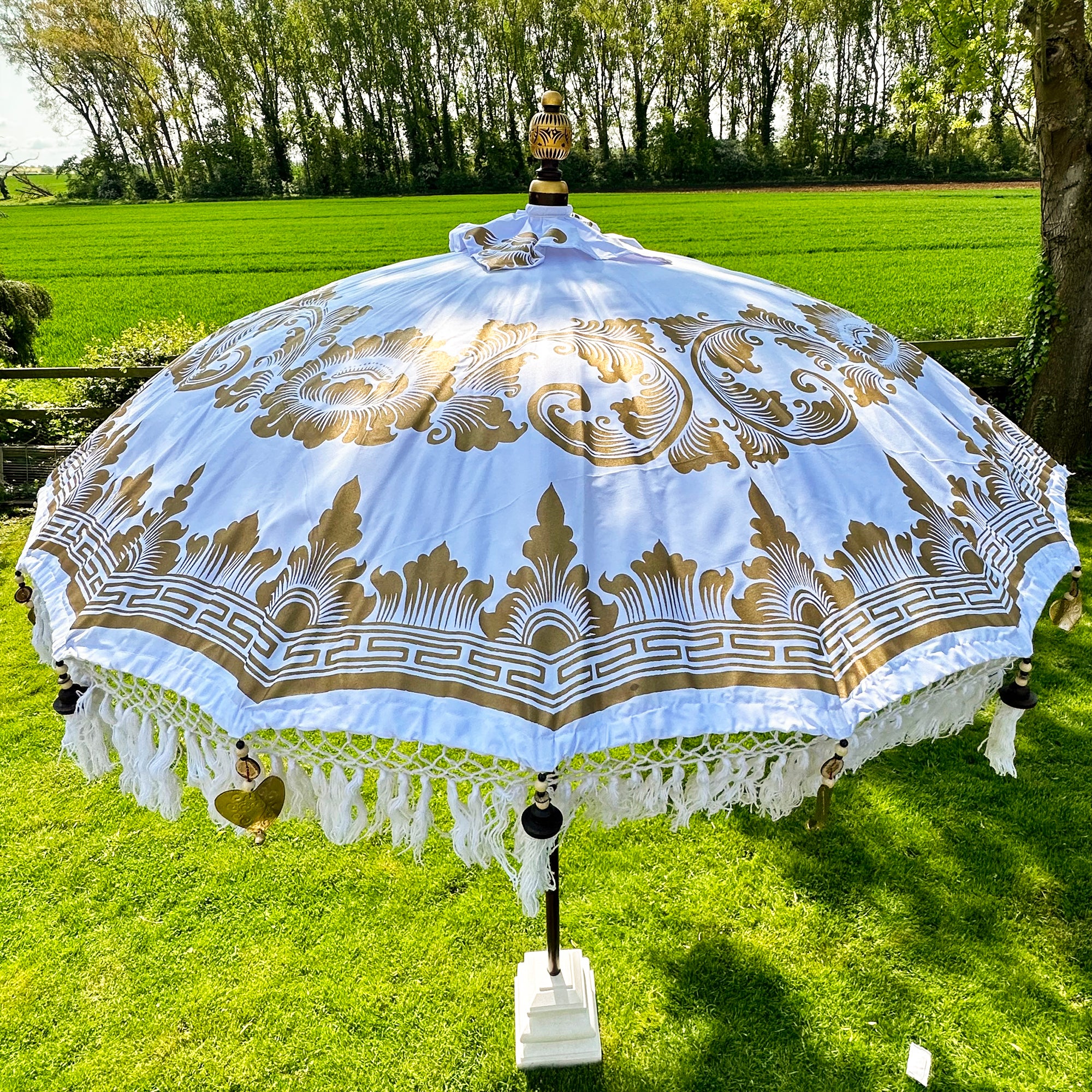 Weißer und goldener Bali-Sonnenschirm, 2 m