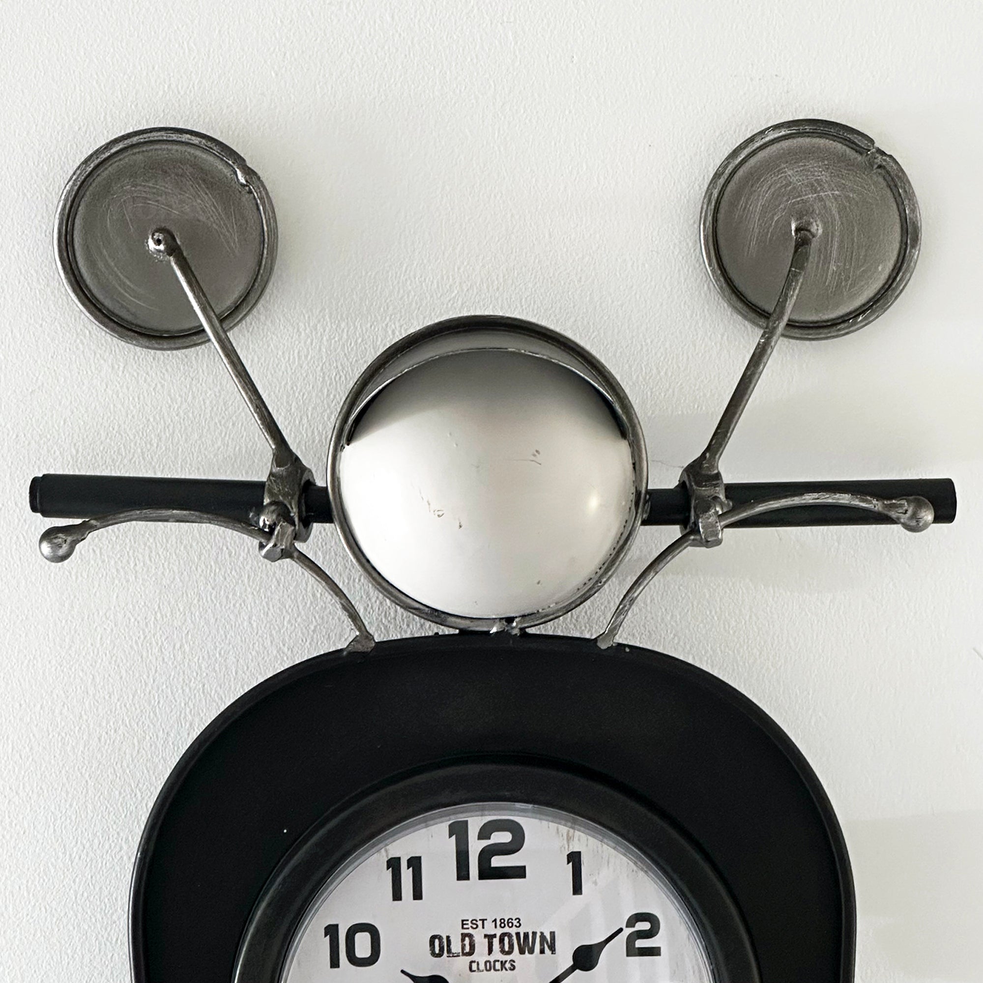 Schwarze Scooter-Wanduhr