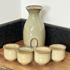 5-teiliges Sake-Set mit grüner reaktiver Glasur