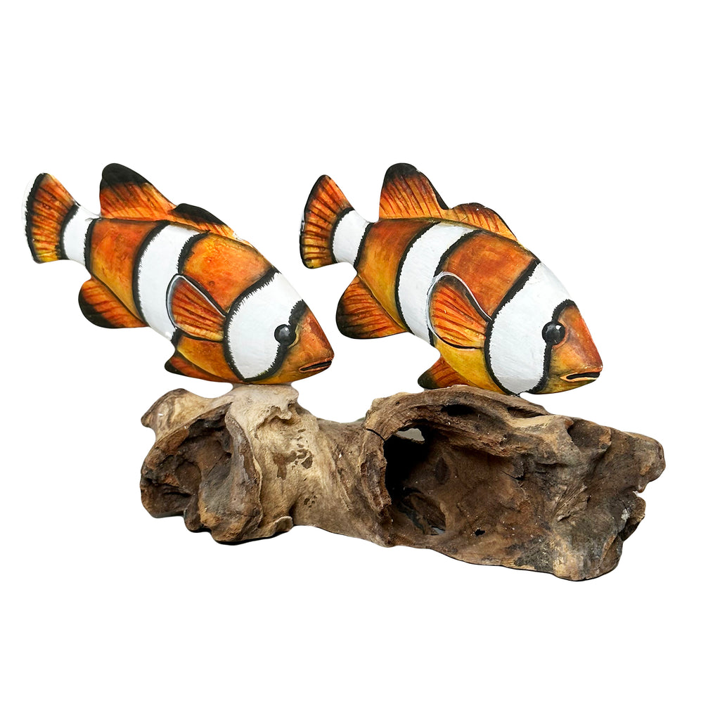Clownfisch auf Treibholzkorallenskulptur