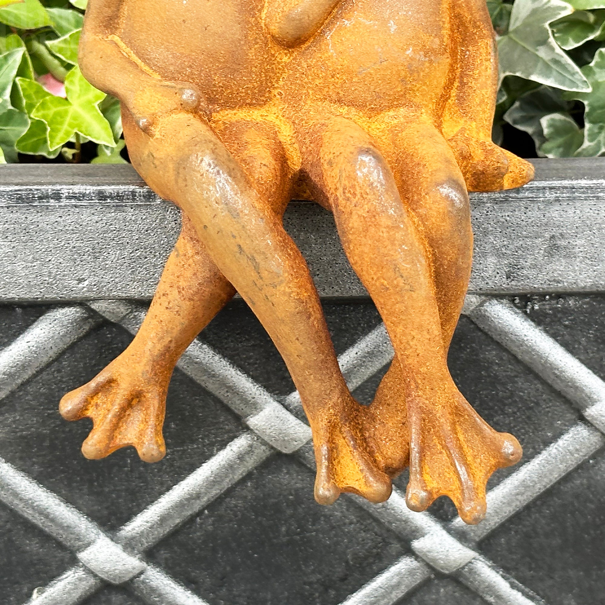 Rusty Love Frogs Shelf Sitters