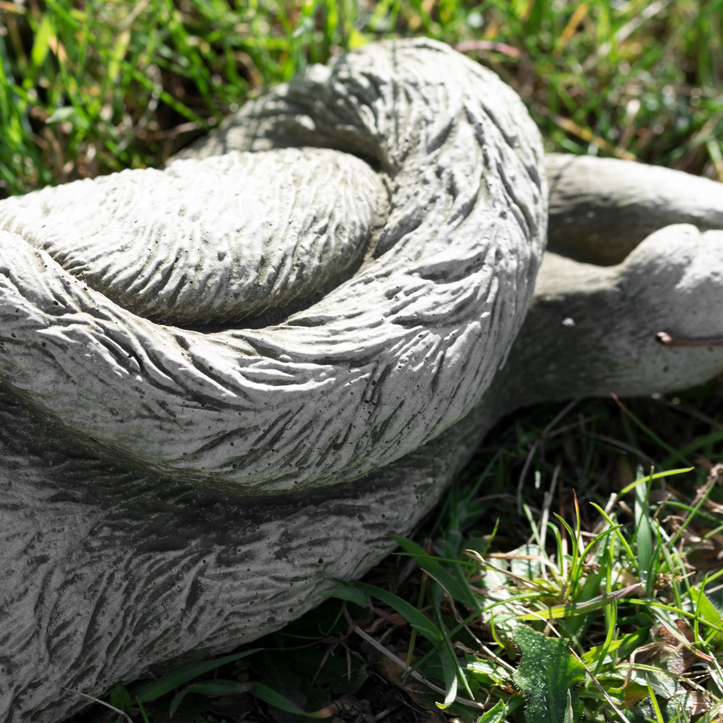 Liegende Katze aus Stein für den Garten, 32 cm