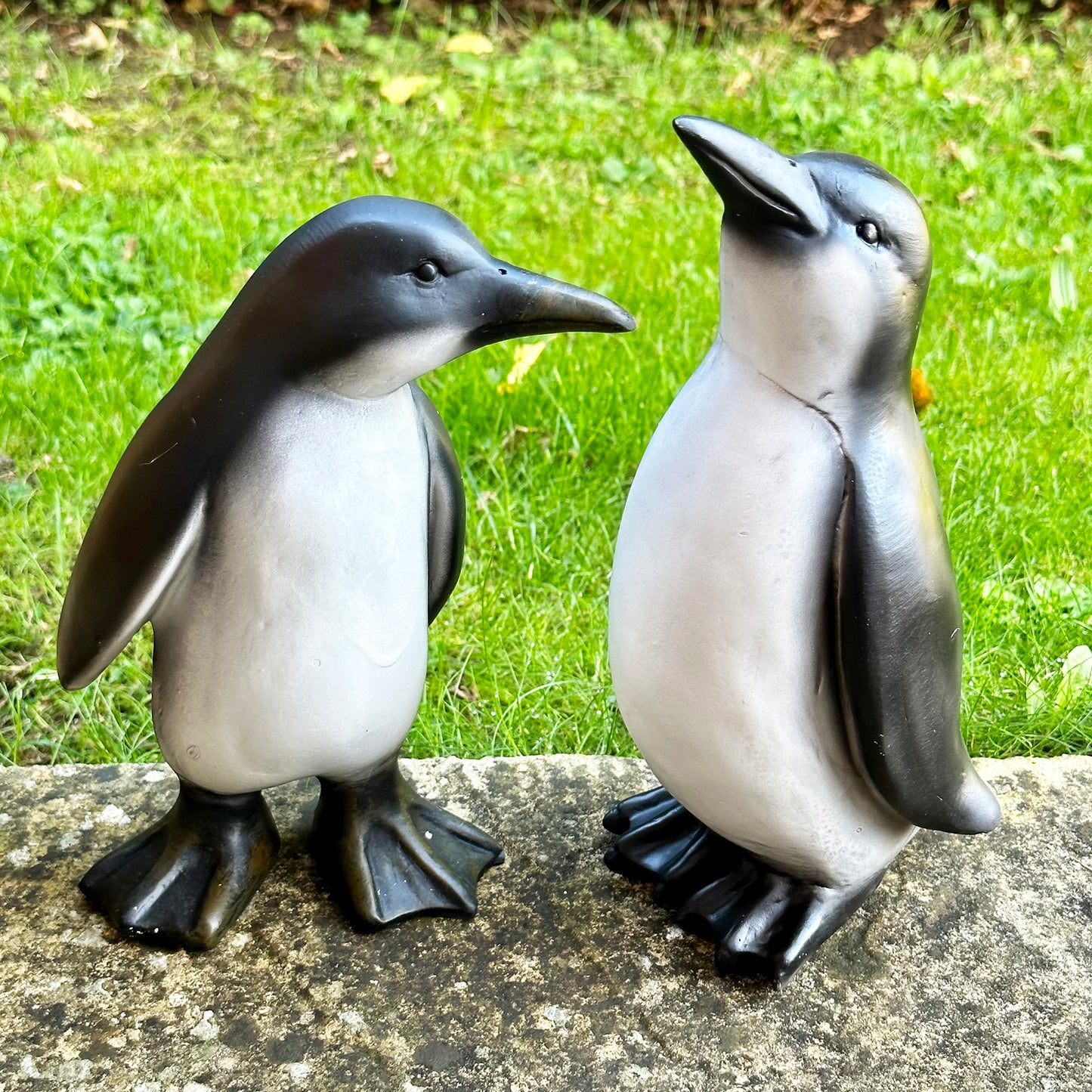 Paar Pinguin-Gartenornamente