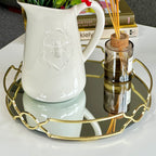Verziertes goldenes Spiegeltablett