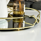 Verziertes goldenes Spiegeltablett