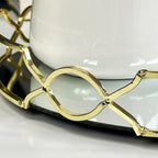 Verziertes goldenes Spiegeltablett