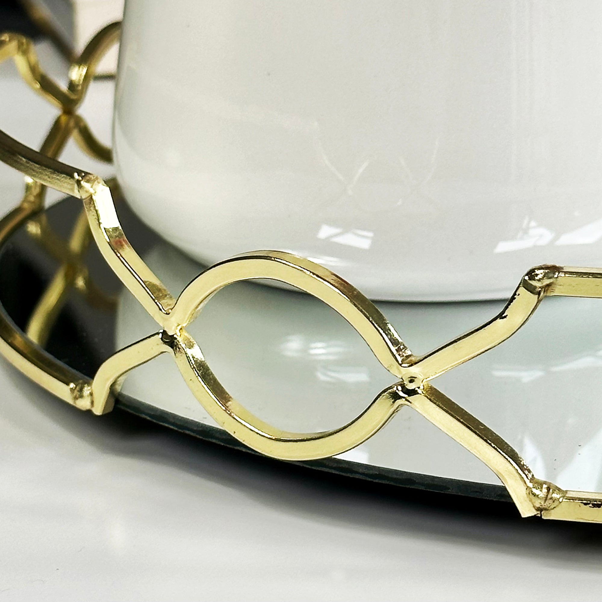 Verziertes goldenes Spiegeltablett