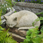 Steinskulptur „Schlafende Katze“ im Garten