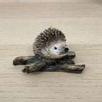 Miniatur-Igelpaar auf einem Ast