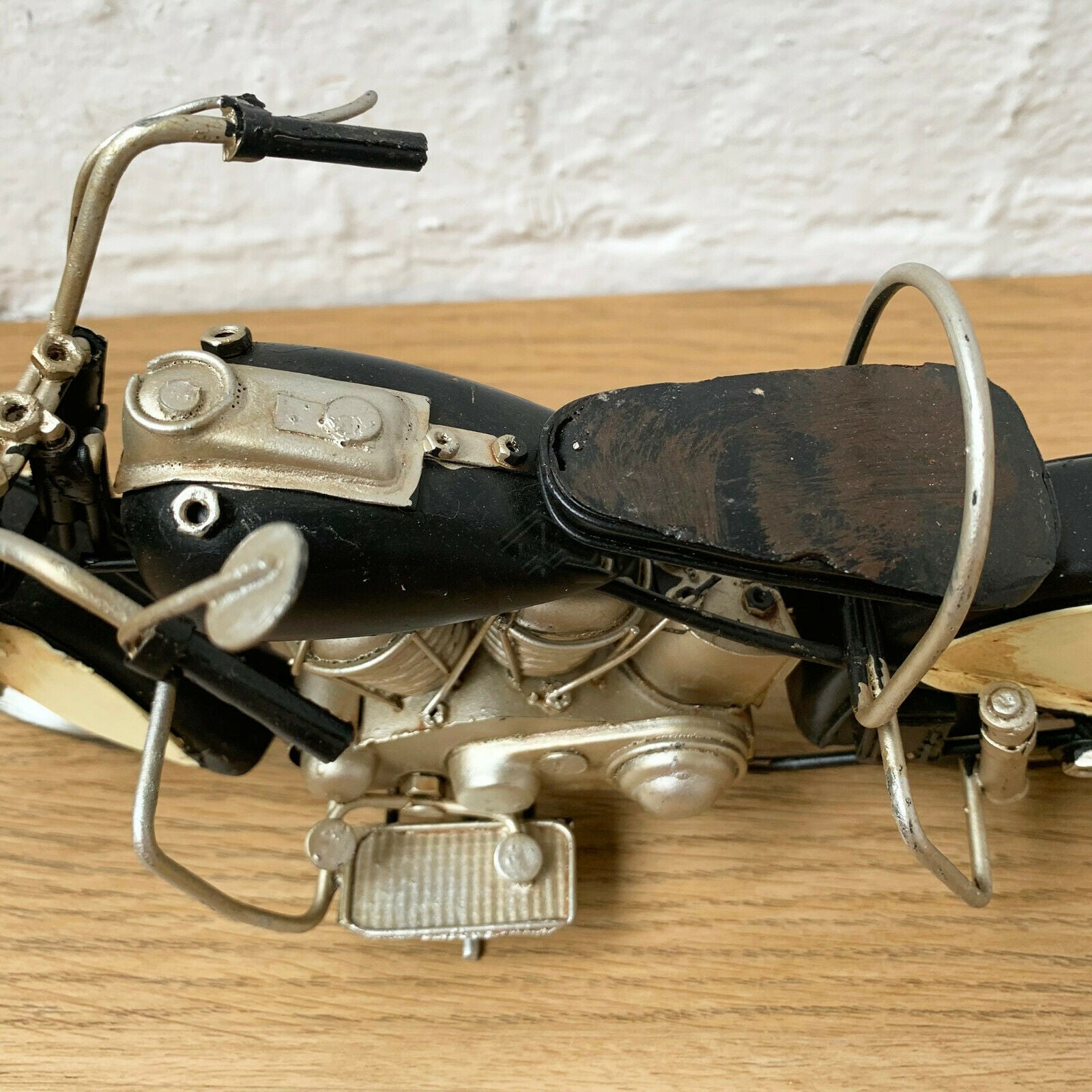 Chopper-Motorrad-Ornament aus schwarzem Metall