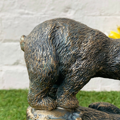 Verspielte Gartendekoration mit Bär und Jungtier aus Kunstharz