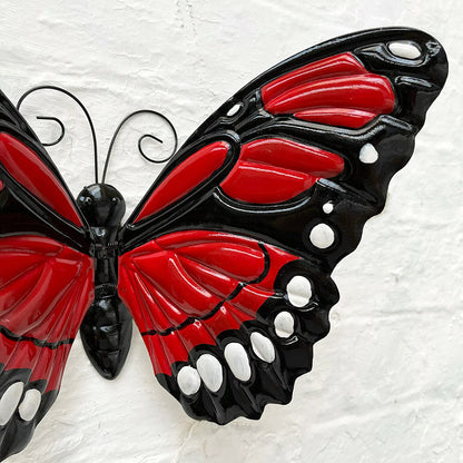 3D-Wandkunst mit Schmetterlingen aus rotem Metall