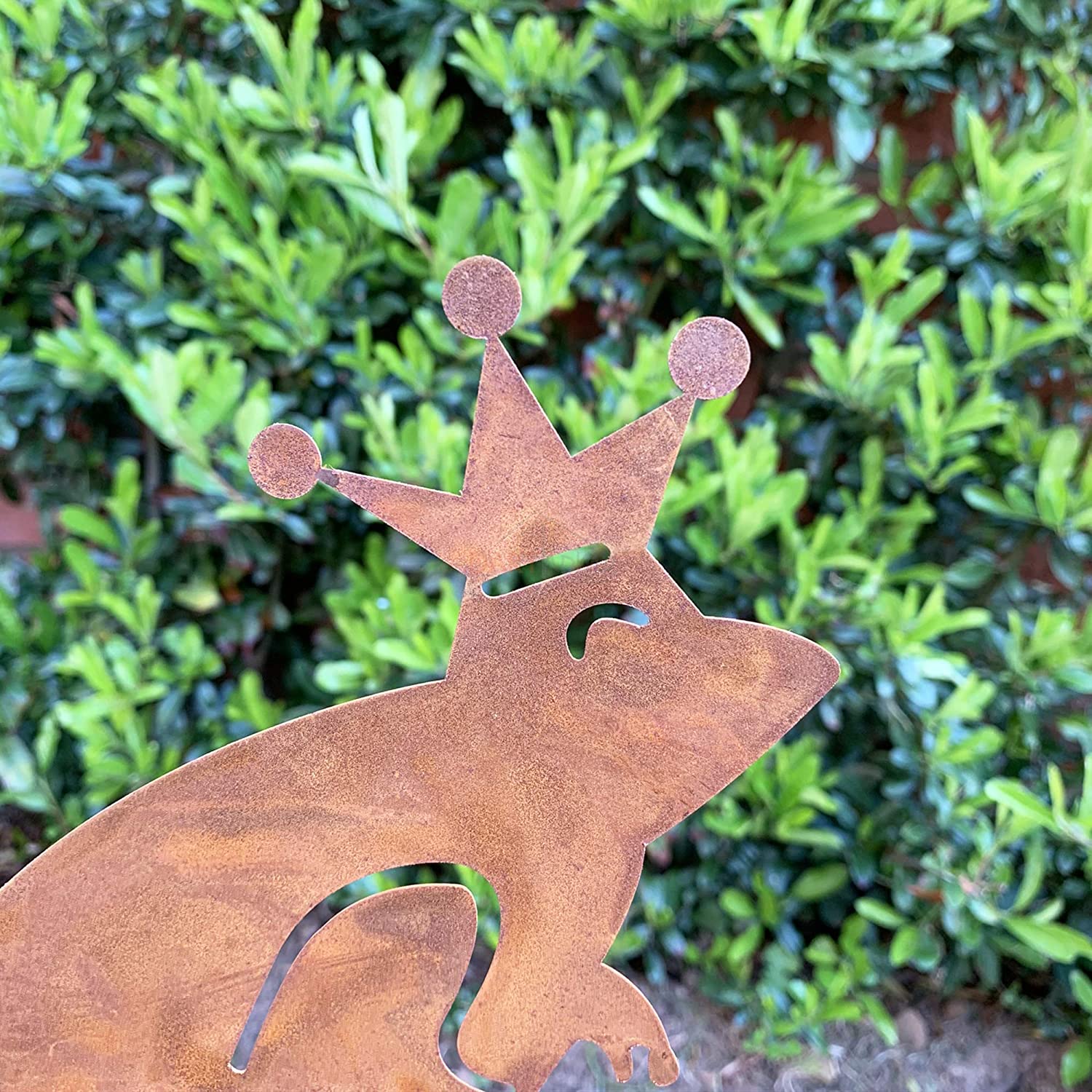 Gekrönter König-Frosch-Gartenpfahl
