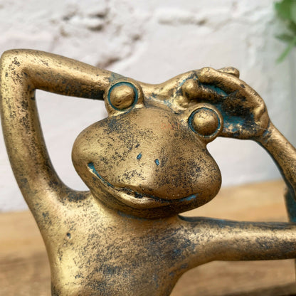 Goldenes Yoga-Frosch-Ornament, 17 cm
