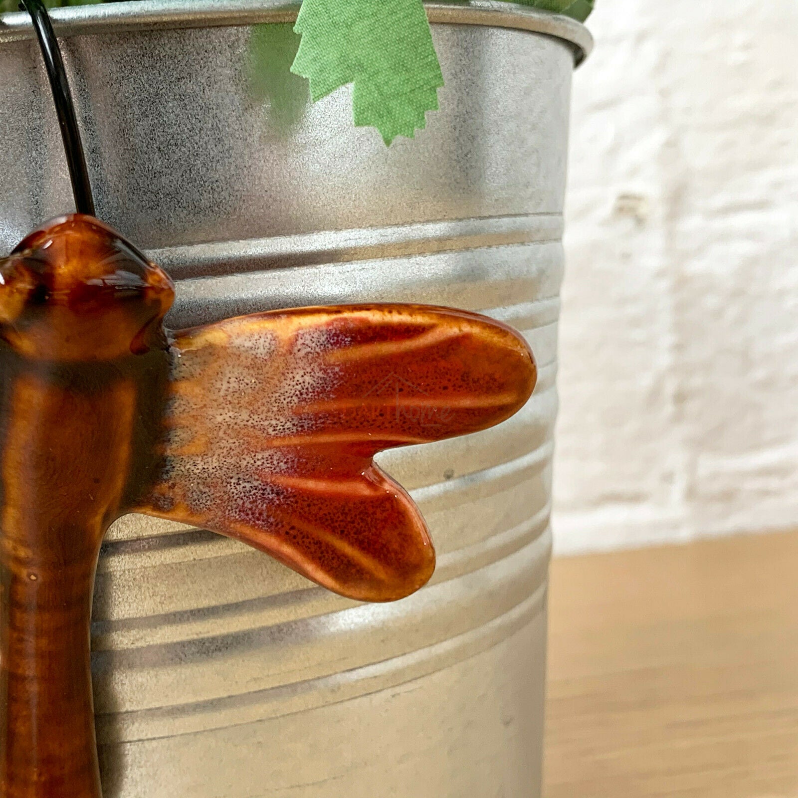 Keramik-Topfaufhänger mit roter Libelle