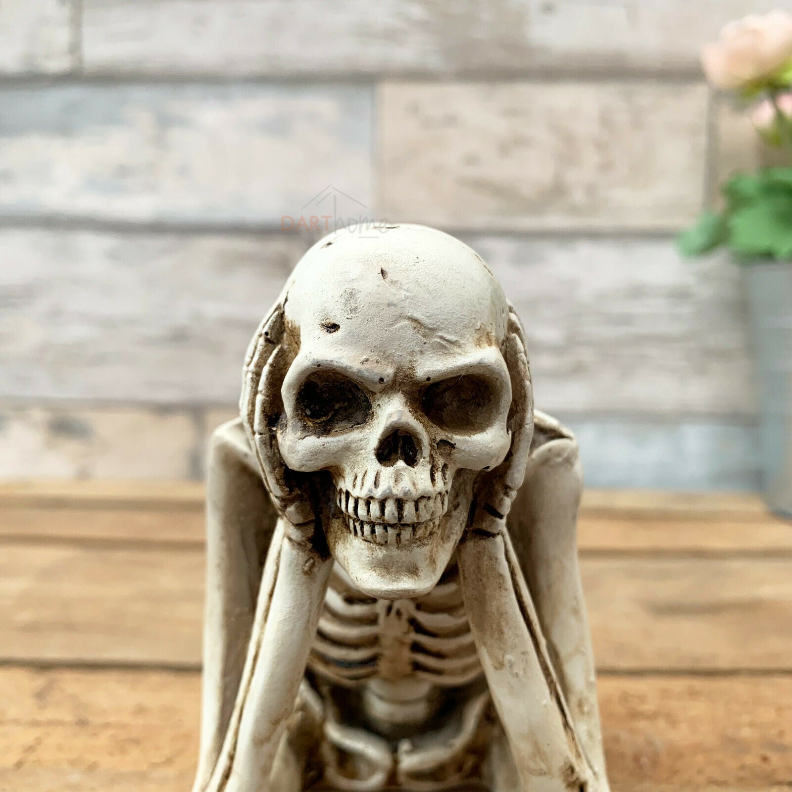 Weiße „Hear No Evil“-Skelettfigur