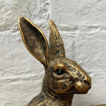 Liegende Hasenskulptur aus Kunstharz, Gold, 24 cm