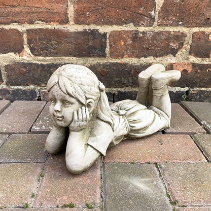 Liegende Daydream Boy &amp; Girl Gartenskulpturen aus Stein, 4,5 kg