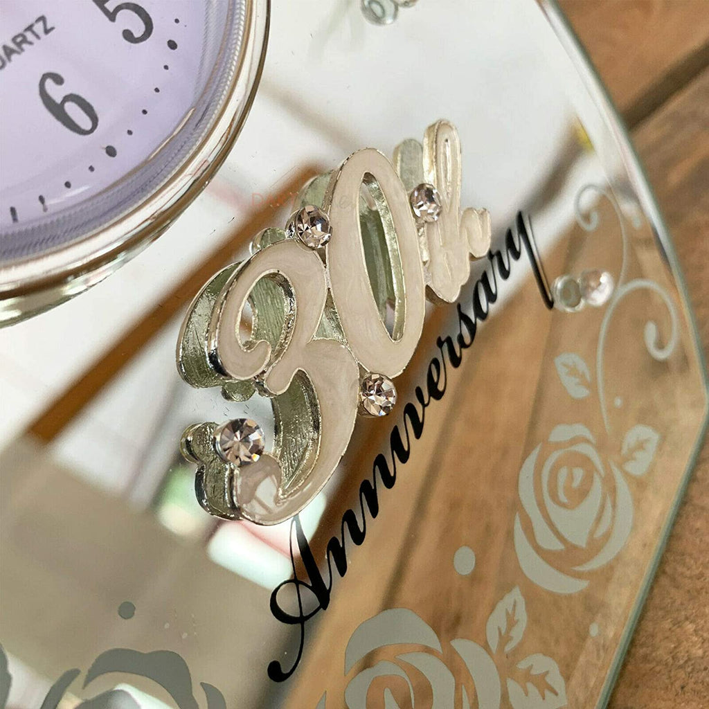 Verspiegelte Uhr zum 30. Perlenhochzeitstag