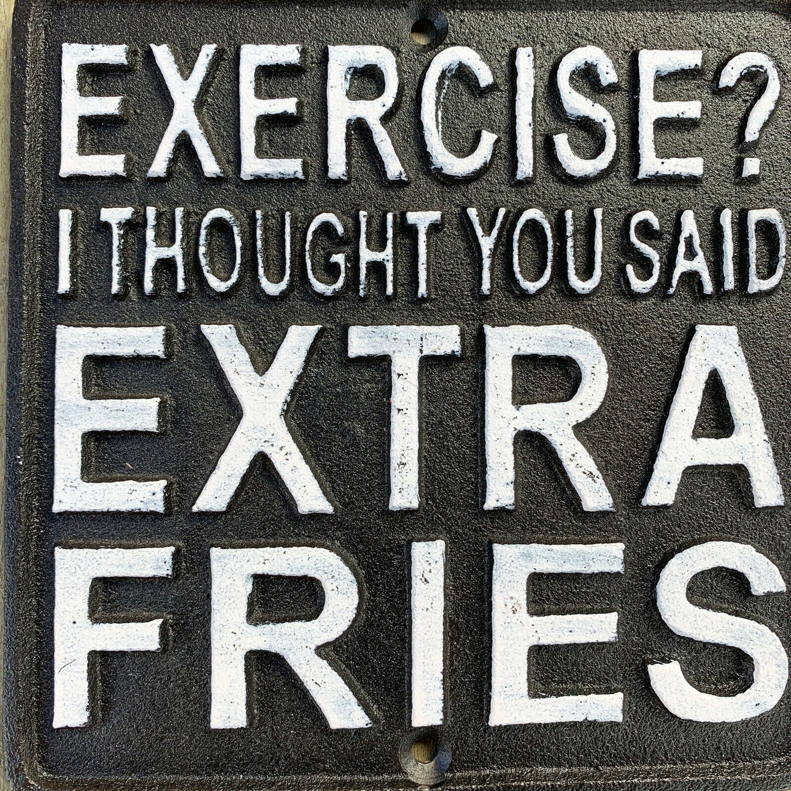 Wandschild „Übung oder extra Pommes“ aus Gusseisen