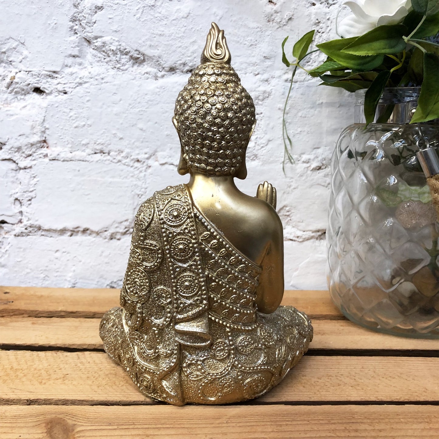 Goldenes sitzendes Buddha-Ornament