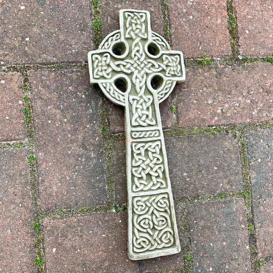 Hohes keltisches Kreuz-Wandschild aus Stein, 34 cm