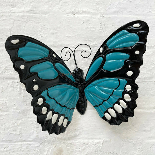 Wandkunst aus blauem Metallschmetterling mit schlagenden Flügeln