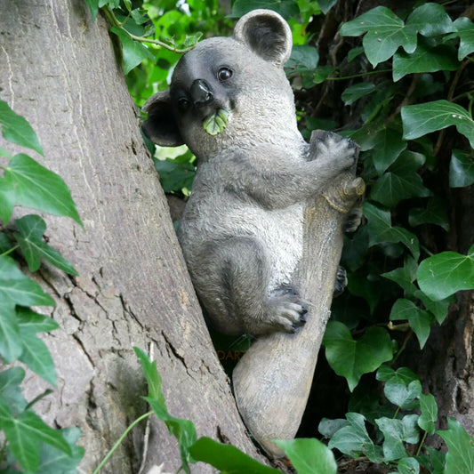 Koala auf Zweigskulptur