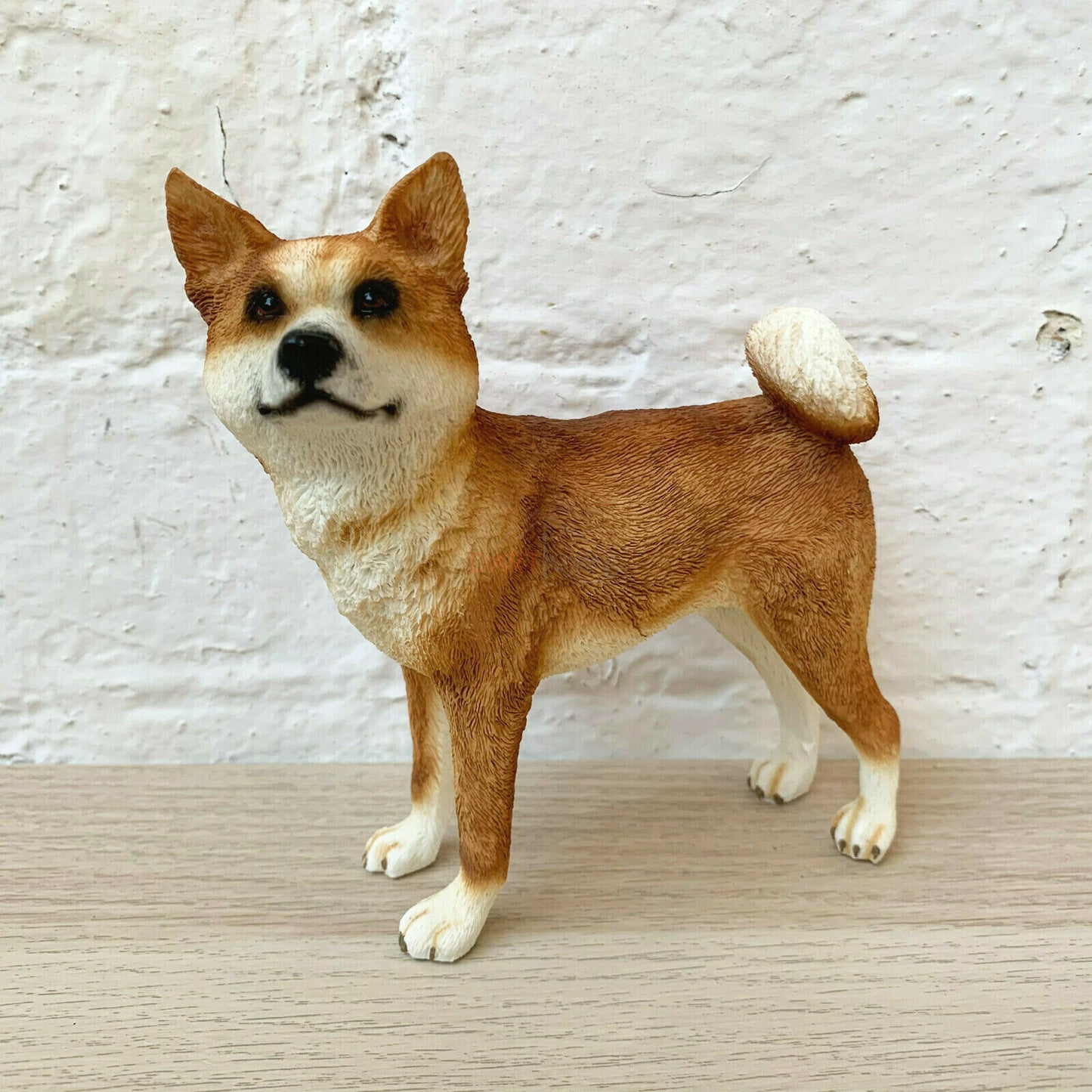 Braune Akita-Hundefigur