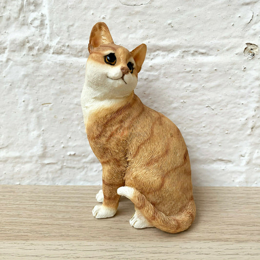 Sitzendes Ingwer- und weißes Katzenornament, 12 cm