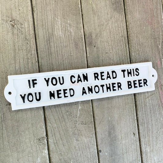 Weißes Wandschild aus Gusseisen mit der Aufschrift „Need Another Beer“.