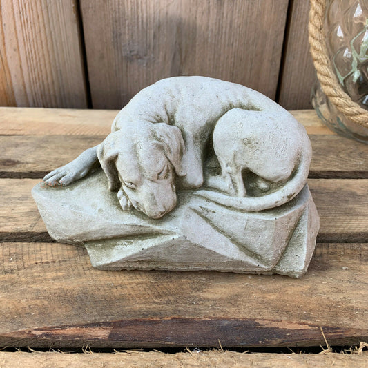 Kleine Gartenskulptur zum Gedenken an einen schlafenden Hund aus Stein, 16 cm