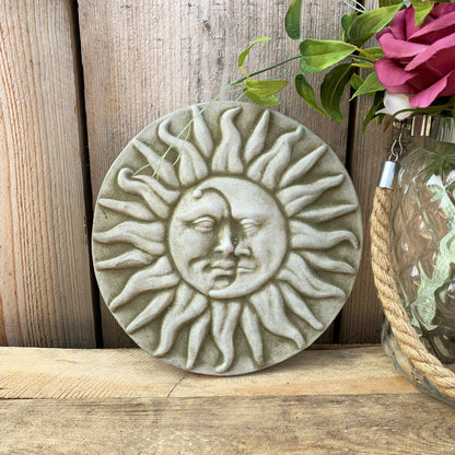 Wandschild aus Stein mit Sonne und Mond für den Garten