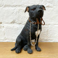 Staffordshire-Bullterrier-Ornament an der Leine