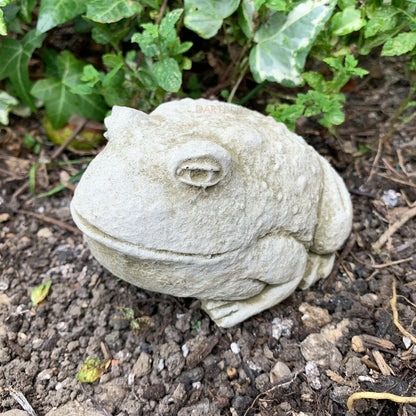 Steinbaby-Ochsenfrosch-Gartenskulptur