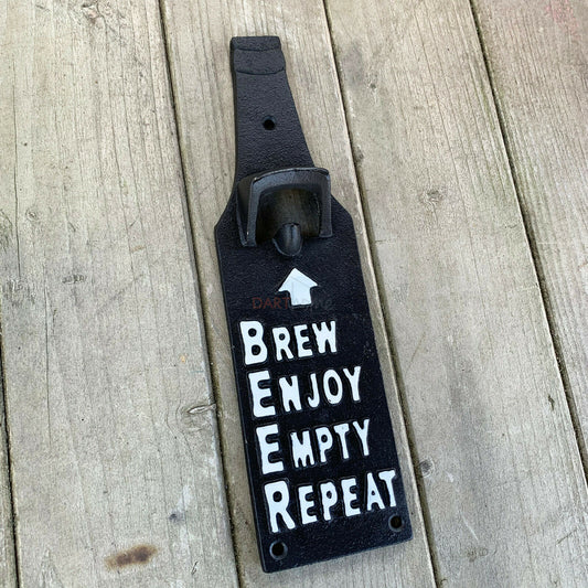 Wandflaschenöffner aus Gusseisen mit der Aufschrift „Brew Enjoy Empty Repeat“.