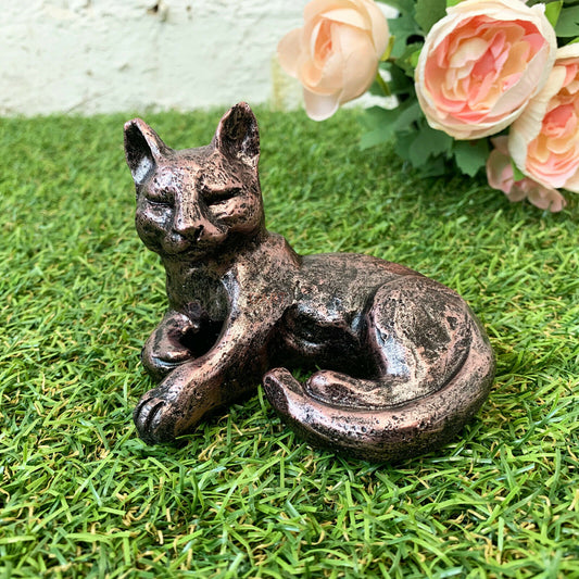 Miniatur-Bronze-Ornament mit liegender Katze