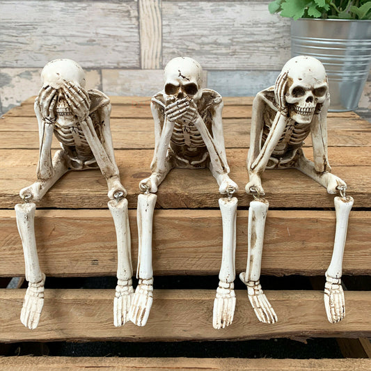 Regal mit drei weisen Skelettornamenten