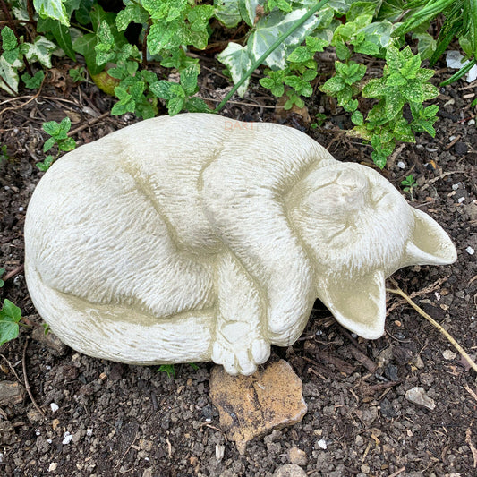Gedenk-Gartenfigur „Schlafende Katze aus Stein“.