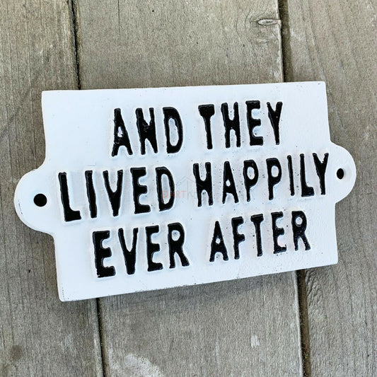 Weißes Wandschild aus Gusseisen mit der Aufschrift „Lived Happily Ever After“, 17 cm