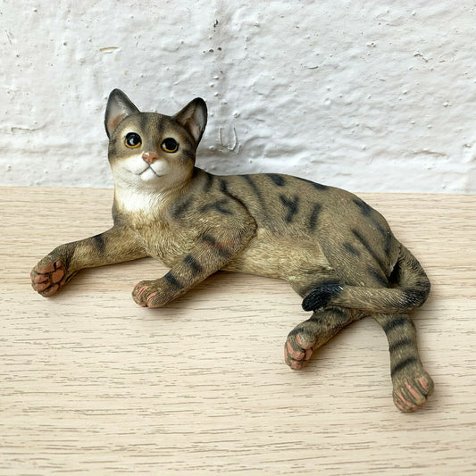 Liegende getigerte Katze aus Kunstharz, 14 cm