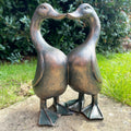 Gartenskulptur „Küssende Enten“ aus Kunstharz, 26 cm