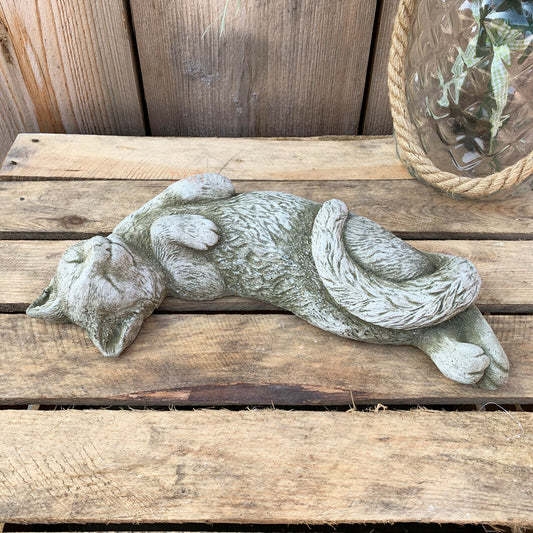 Liegende Katze aus Stein für den Garten, 32 cm